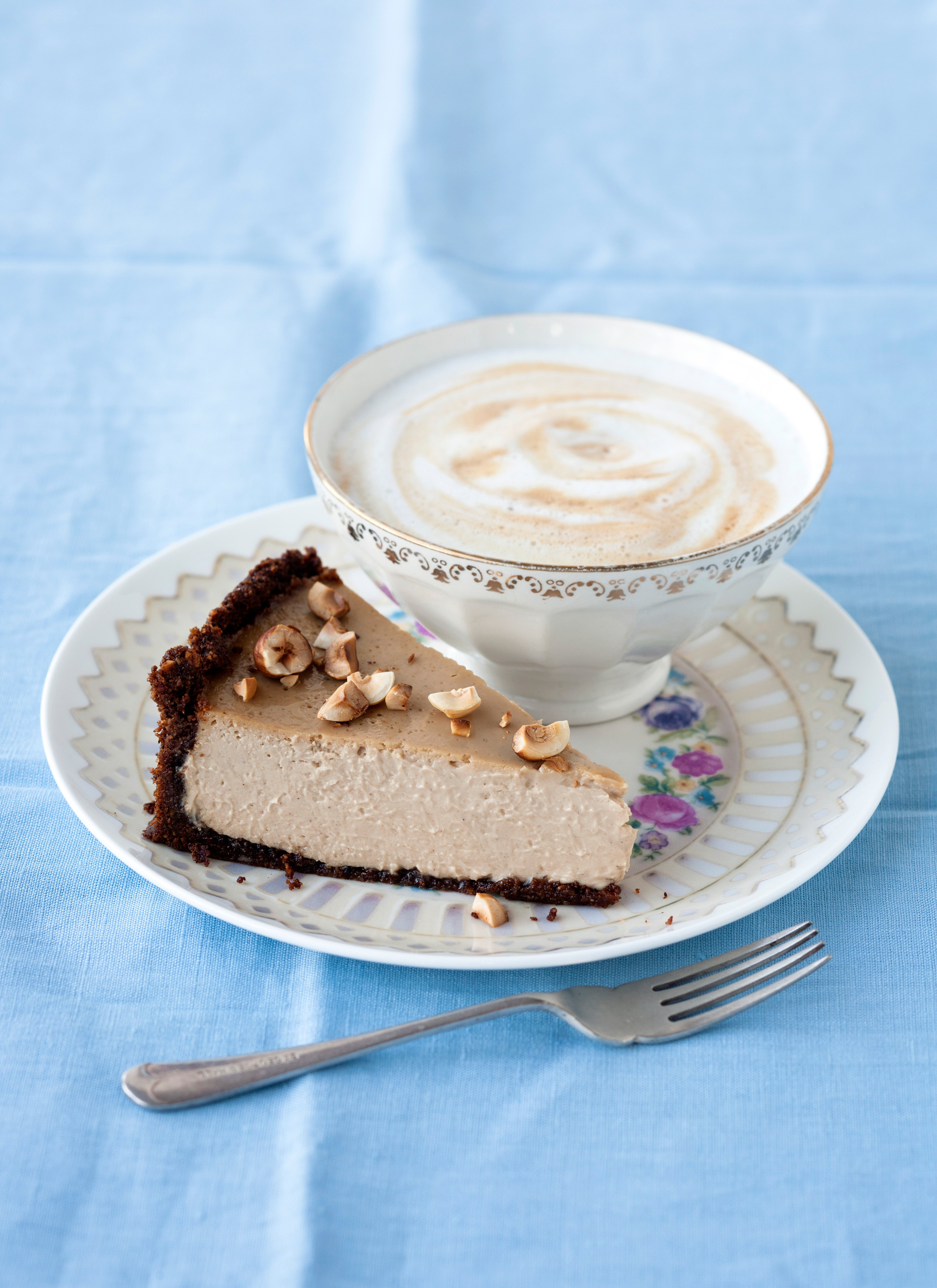 Una variante novedosa y riquísima para la tarta de requesón: un relleno de ricota, café y avellanas.